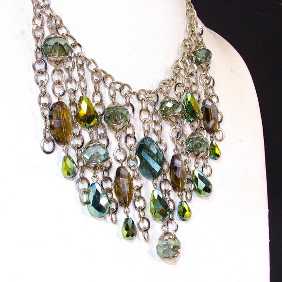 Sparkling green glass bead necklace in a fringe beaded necklace design - Picture 4 of 6